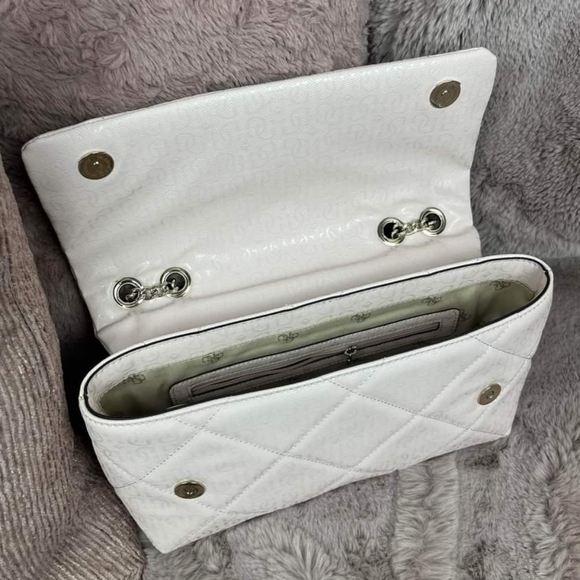 GUESS Dilla Quilted Logo - Picture 6 of 16